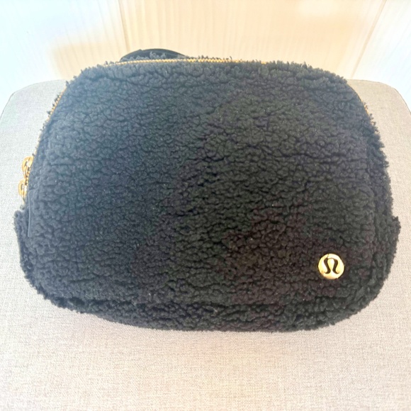 Lululemon Everywhere Belt Bag, Large Fuzzy Fleece Black, Gold trim - Picture 2 of 5